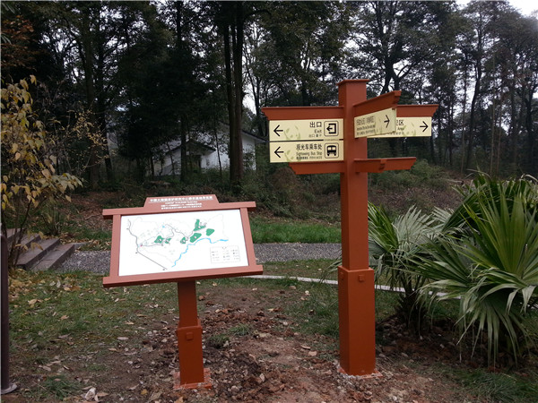 在現(xiàn)代大城市或一些鄉(xiāng)村道路上，合理的價格路標隨處可見。盡管人們在日常生活中并不太注意他們，但大多數(shù)時候他們會快速瀏覽一下，獲取他們需要的信息，然后離開。甚至一些未開化的人也樂于破壞這種公共物品。為了引起人們對導視牌的注意，我們來介紹一下導視牌的具體功能。  首先，導視牌最基本的功能是作為路標和導游卡，向來往的人們傳達各種信息，主要包括重要場所的內(nèi)部結(jié)構(gòu)、周圍道路和交通狀況的說明，以便人們能夠獨立、快速地找到正確的前進方向，這在高速公路或國道上是常見的。不僅如此，它還可以作為一些著名旅游景點附近建筑的文化背景介紹或名人身份介紹的載體，有利于豐富游客的文化背景知識，是一種優(yōu)秀的文化宣傳手段。此外，標有“禁止”字樣的標識，如:禁止吸煙、禁止大聲喧嘩、禁止攝影等。有利于維護公共秩序，明確告知群眾哪些行為是不允許的，并對公眾產(chǎn)生約束作用。  其次，著名的導向標識也是美化和豐富空間環(huán)境的工具。它可以填補視覺空白，同時還可以調(diào)節(jié)和緩解公眾的視覺疲勞。一些路標將被設計得漂亮可愛，這實際上是對環(huán)境的一種點綴，使周圍的環(huán)境更加充滿活力和新鮮。眾所周知，如果你在高速公路上開很長時間，你會很累，因為周圍環(huán)境太單一。 然而，導向標識可以給司機提供一定的距離或各種各樣的當?shù)匦畔ⅲ@可以使每個人的注意力暫時轉(zhuǎn)移，并很容易引起與車內(nèi)乘客的話題?？偠灾?，導視牌在人們的日常生活中非常重要。沒有它，人們將很難找到前進的正確方向，空間環(huán)境將不會豐富和美麗。  因此，平時人們應該愛護公共場所的導向標識，不要讓它們成為自己享樂的代價，充分發(fā)揮它們的使用價值。